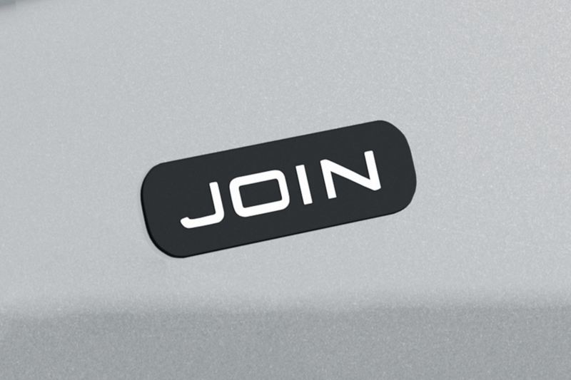 Emblema de nuevo Vento Join, ubicado cerca de las puertas delanteras de auto sedán.