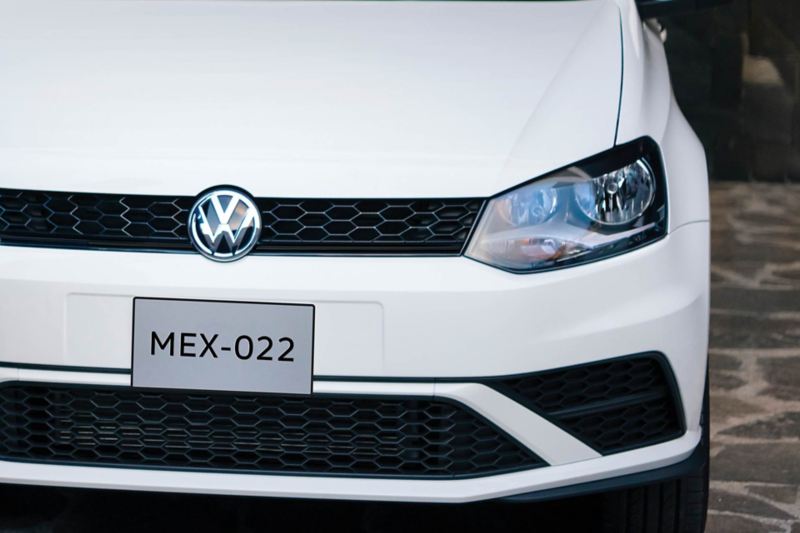 Nueva fascia delantera y trasera de Volkswagen Vento 2022. Auto en color blanco.