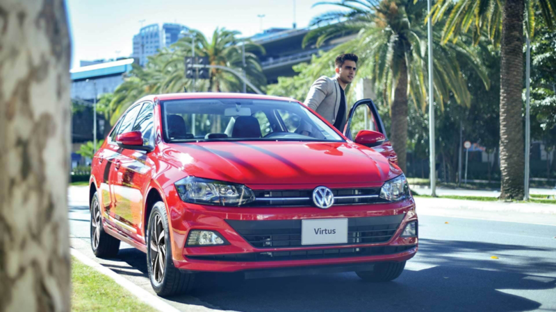 Imagen de auto sedán Virtus 2022 en color rojo con logo VW en la parte frontal.