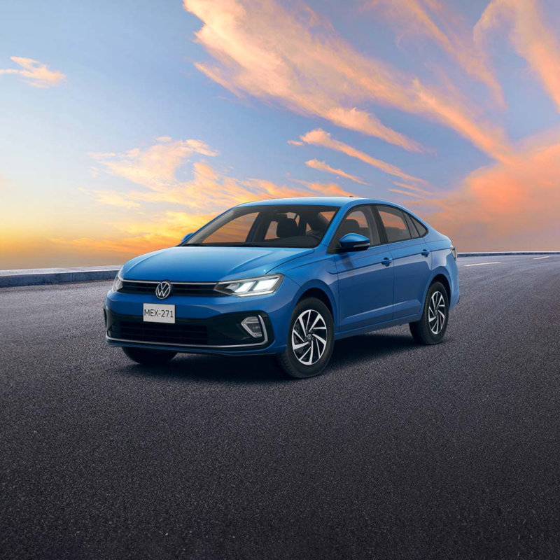 Auto sedán Volkswagen Virtus azul circula por carretera pavimentada.