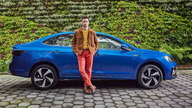 Virtus 2026, versión Highline. Modelo de sedán en color azul, con joven conductor. 