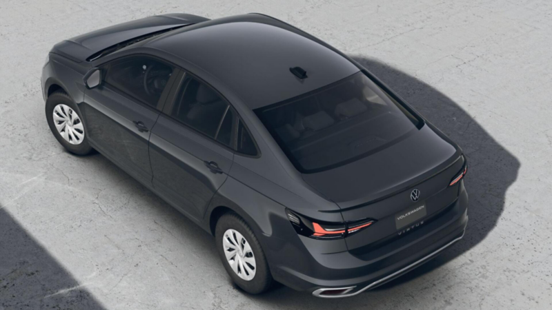 Volkswagen Virtus Trendline. Vista aérea de sedán en color negro sobre un espacio de concreto.