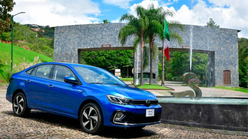 Nuevo Virtus de Volkswagen en color azul estacionado a las afueras de un residencial.