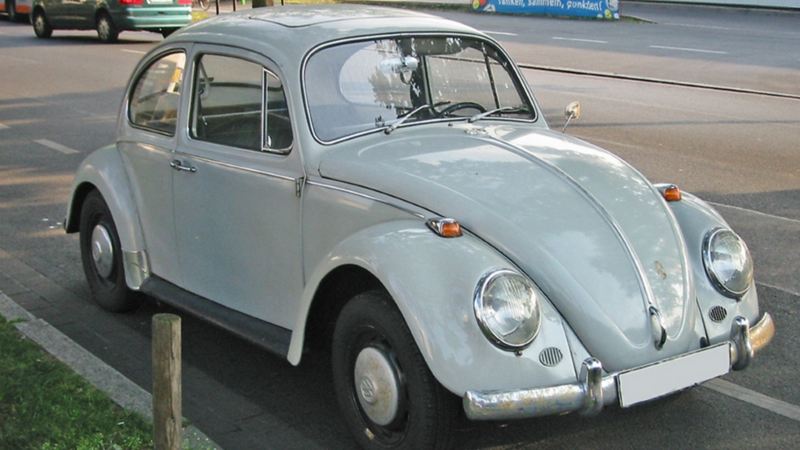 Volkswagen Vocho, auto clásico estacionado