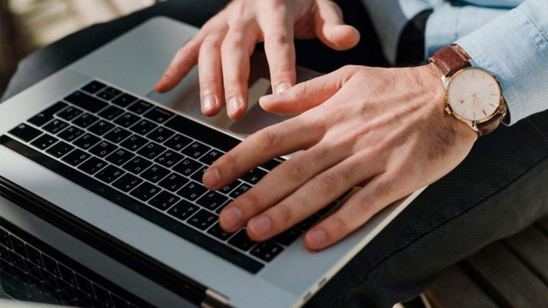 Imagen de manos de hombre buscando el canal de Volkswagen en YouTube.