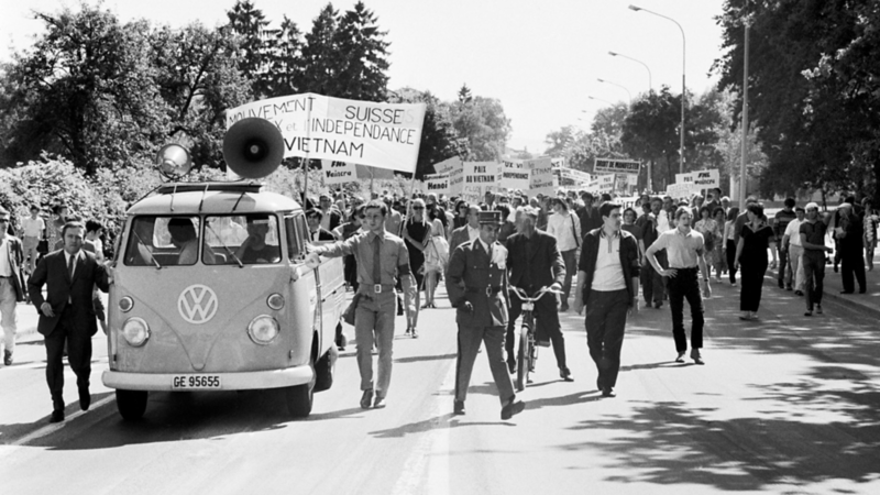 Das «Hippie-Büssli» steht in einer Demonstration