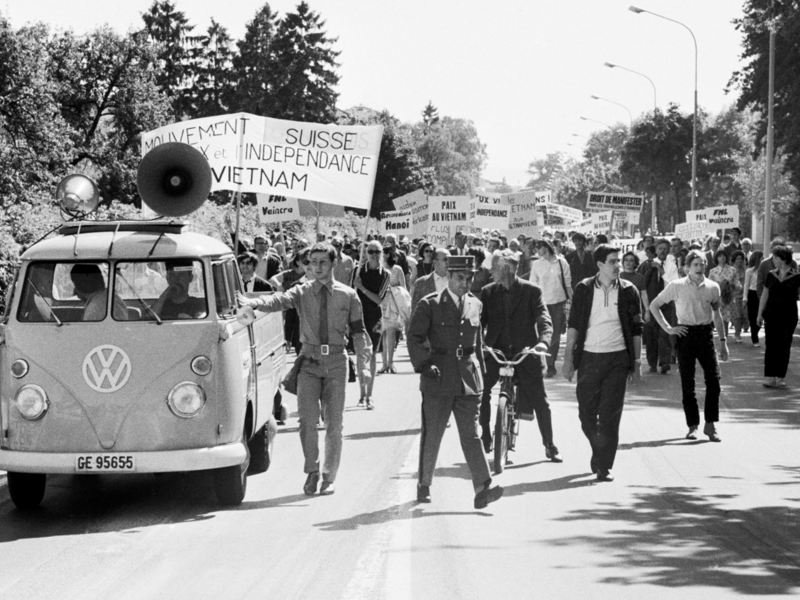 Il "Hippie-Bussli" è tenuto in una dimostrazione