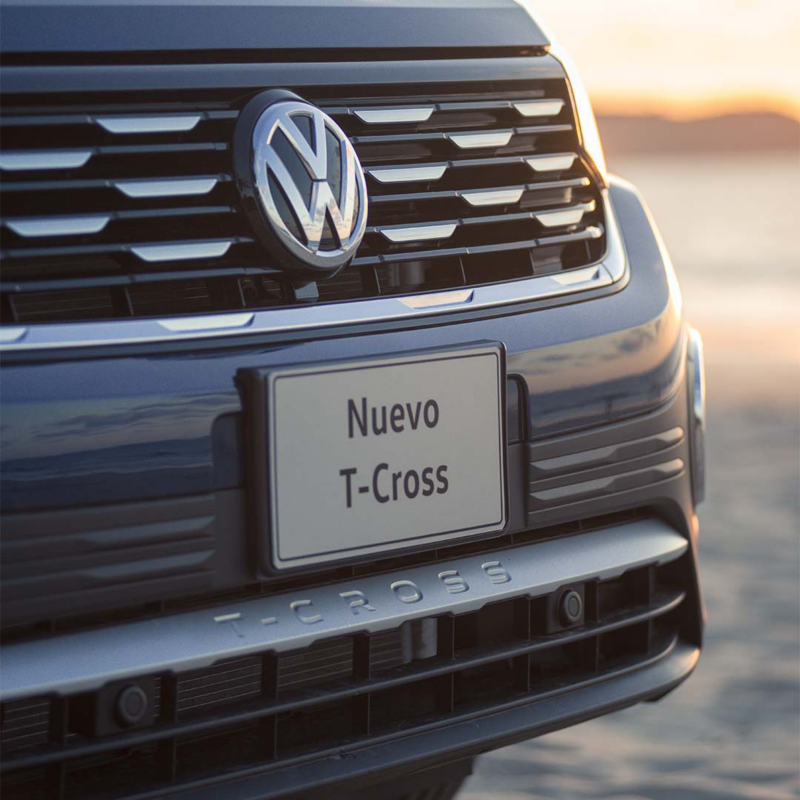 Parrilla de camioneta T-Cross con logo VW y porta placas frontal.  