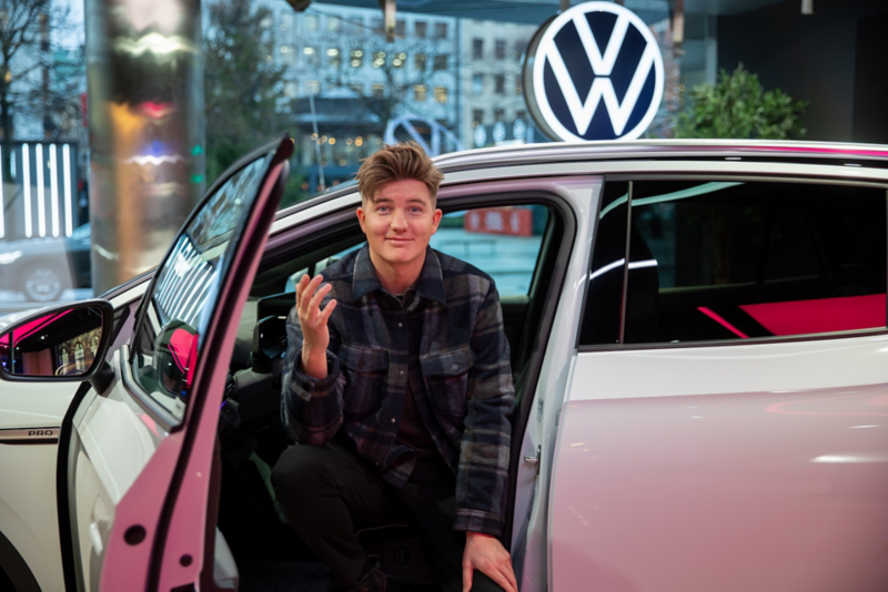 Programledaren Daniel Norberg är påväg att kliva ur en Volkswagenbil