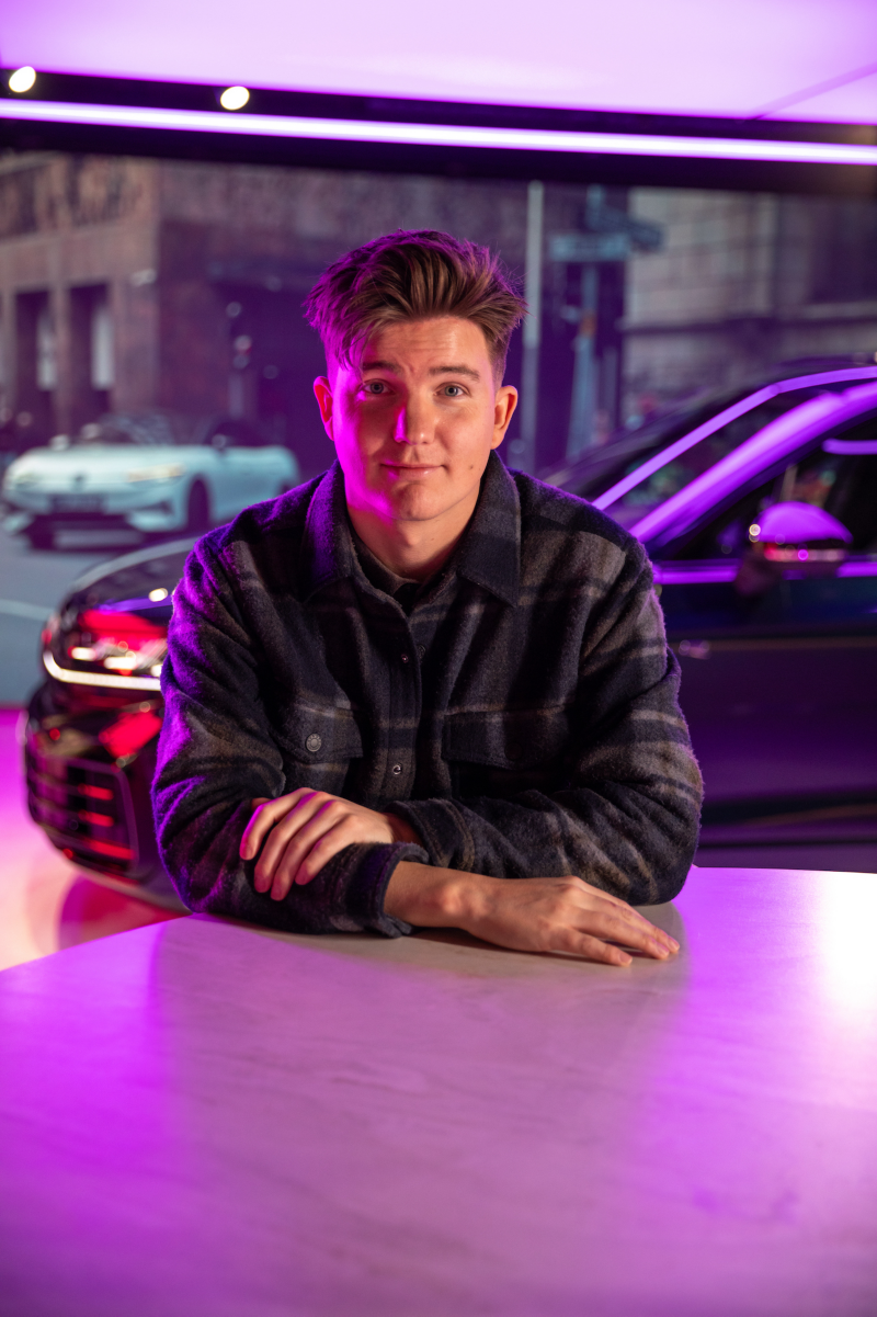 Porträttbild på programledaren Daniel Norberg