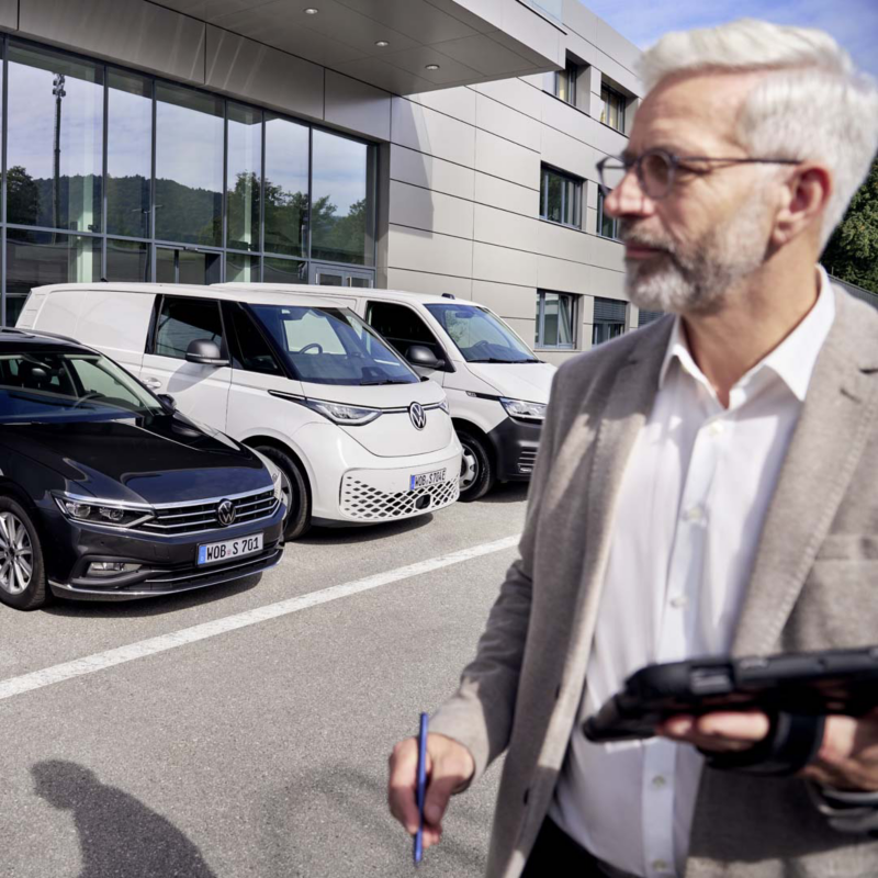 Empresario en carro obtenido con crédito financiero automotriz para empresas de Servicios Financieros Volkswagen.