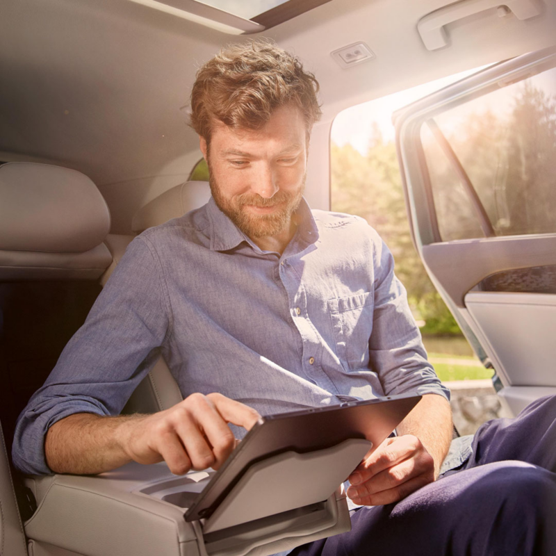 Empresaria adquiriendo auto nuevo con Leasing con beneficios fiscales de Servicios Financieros Volkswagen.