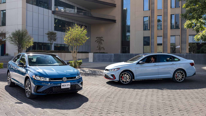 Jetta y GLI de Volkswagen detenidos en una calle de adoquín. 