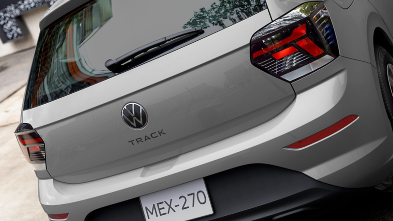 Puerta de cajuela de Volkswagen Polo 2026, medallón trasero con limpia parabrisas y nombre de versión "Track".
