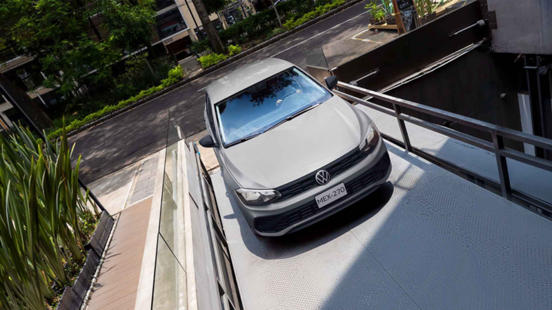 Volkswagen Polo 2026, versión Track. Modelo en color exterior gris. 