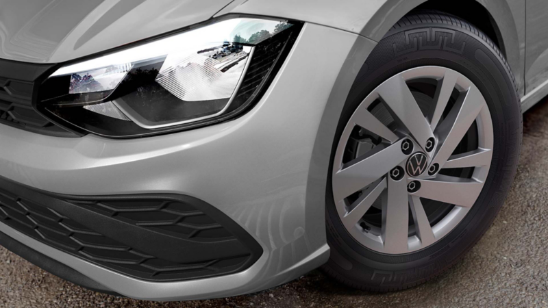 Llanta con rin, freno de disco y luces delanteras de Volkswagen Polo 2026. 