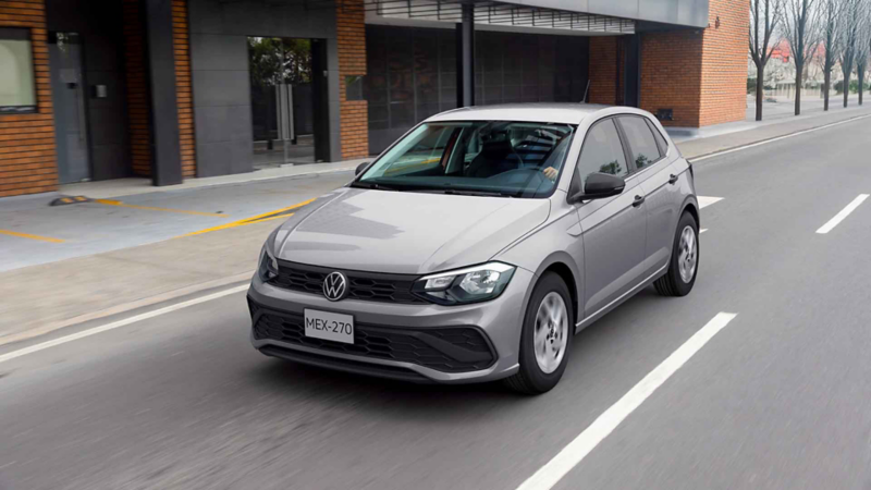 Volkswagen Polo, versión Track, en color exterior gris circula por la calle. 