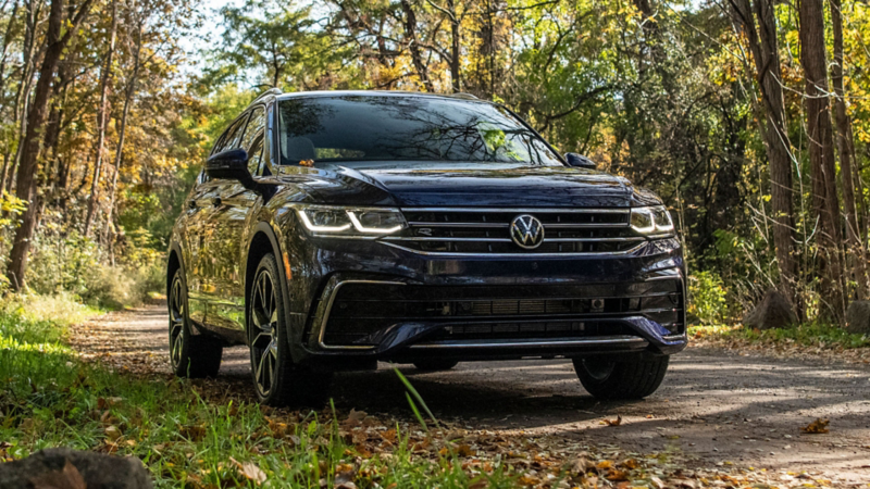 Une VW est stationnée à l'extérieur dans la nature.