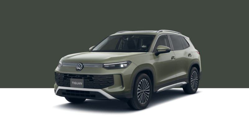 Camioneta Tiguan con parrilla deportiva negra y rines exclusivos.