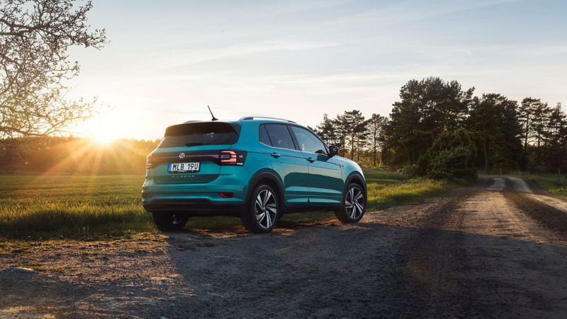 Volkswagen T-Cross i sommarlandskap.