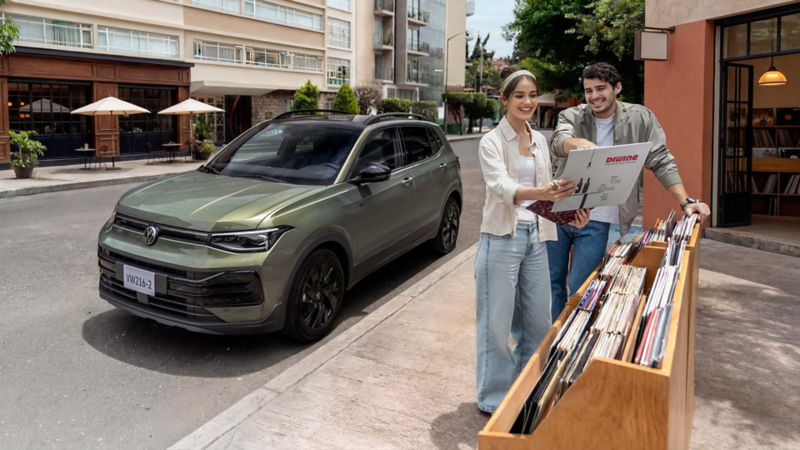 Volkswagen Taigun con puertas abiertas. SUV compacto en color azul. 