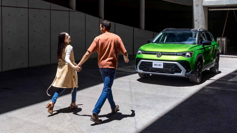 Pareja camina hacia la edición de Taos 2026. 