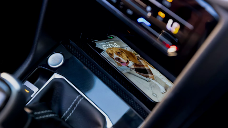 Smartphone cargándose en la base inalámbrica del Volkswagen Taos