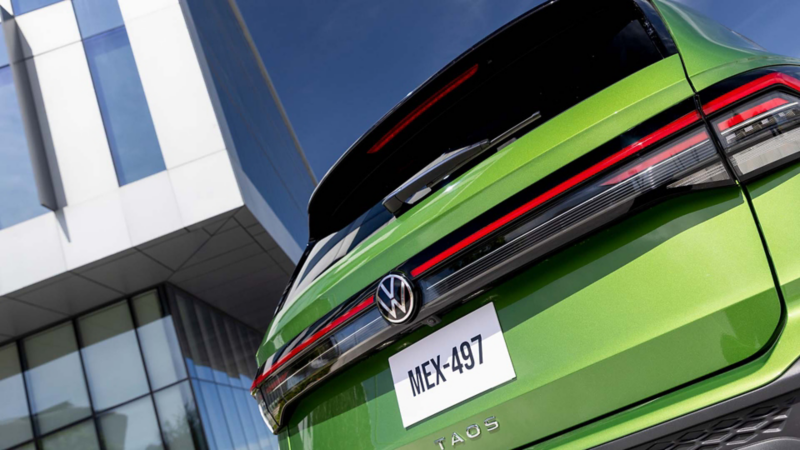Camioneta Taos 2026. Puerta de cajuela con logo VW, luces unificadas y porta placa. 