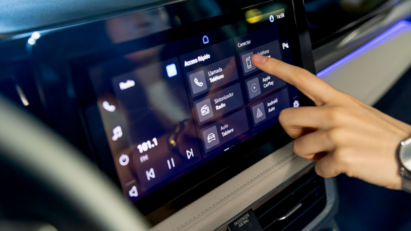 Pantalla touch semiflotante en Nuevo Taos 2026, con aplicaciones, acciones rápidas y radio.