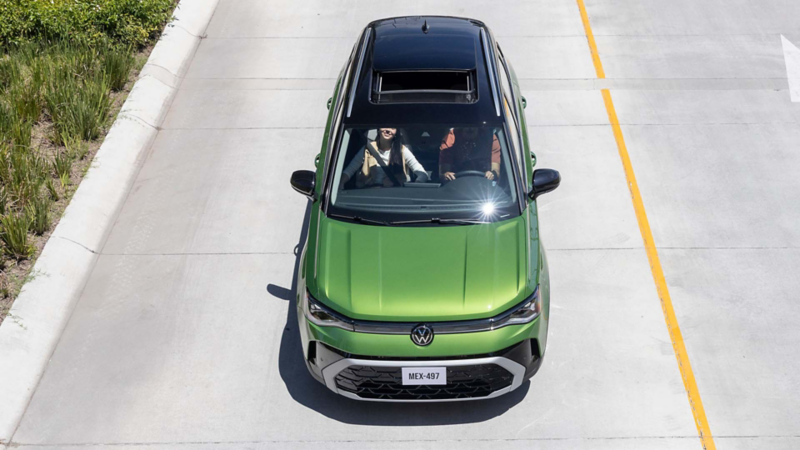 Taos 2026. Nueva edición de la camioneta SUVW hecha en México, en color exterior verde y techo negro.