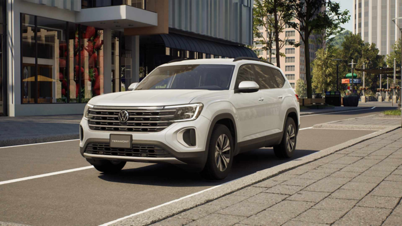 Volkswagen Teramont. Vista frontal de SUV de lujo de color blanco en calle de ciudad.