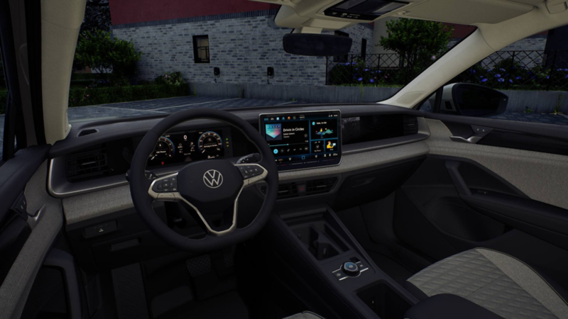 Tablero digital y pantalla central de VW Tiguan vistos desde el asiento del conductor.