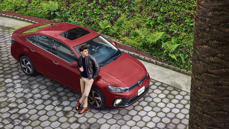 Volkswagen Virtus, carro sedán para 5 pasajeros en color exterior rojo. Modificado con inteligencia artificial