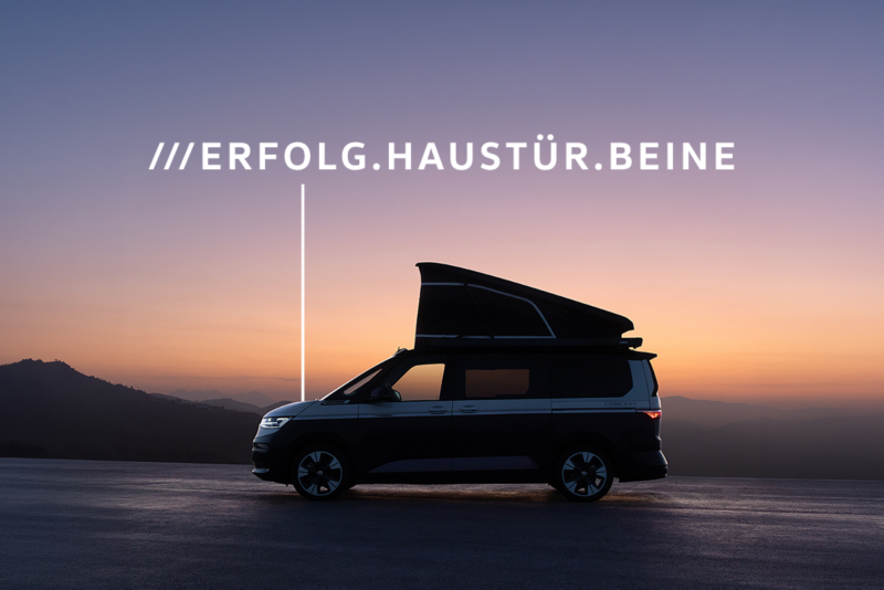 Ein Volkswagen California Campervans steht in der Abenddämmerung an einem verlassenen Ort in der Natur. Ein eingeblendetes Quadrat markiert den genauen Standort mit einer what3words-Adresse.