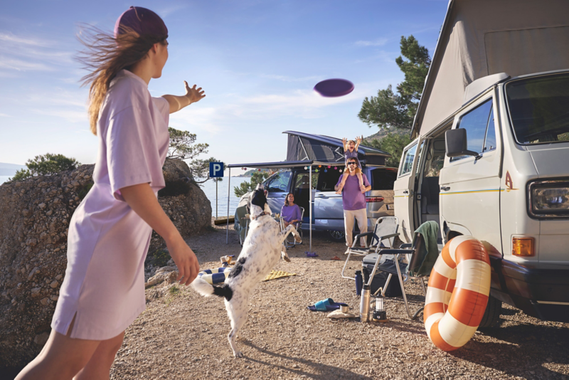 VW California avec l'auvent déployé.