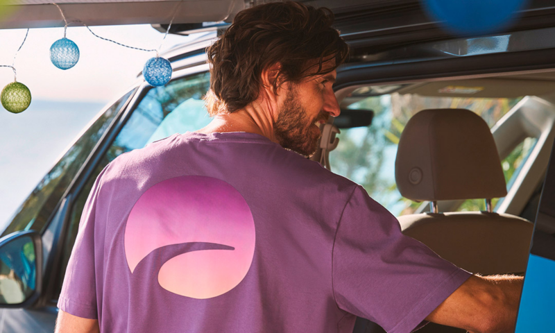 Ein Mann trägt das Offizielle T-Shirt California atmospheric coastline.