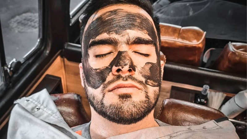 Facial para hombres en barbería móvil de CDMX.