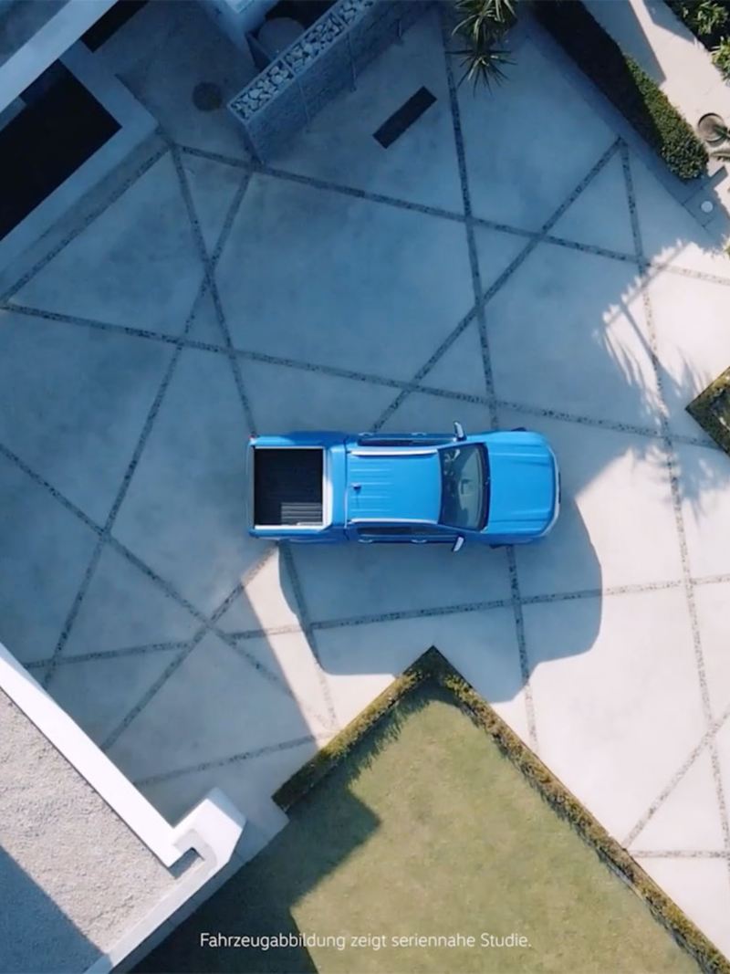En blå VW Amarok Aventura pickup fotograferad rakt uppifrån