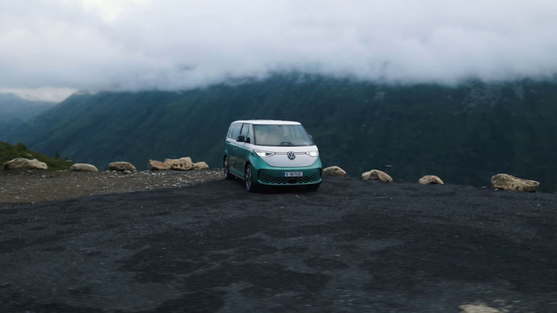 VW ID Buzz parkerad i fjällmiljö