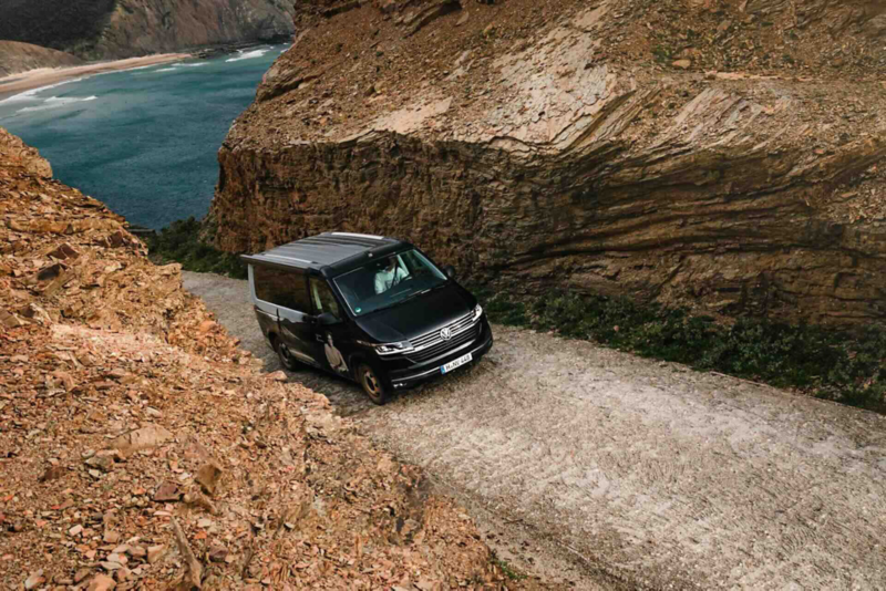 Un véhicule utilitaire roule sur une route de montagne