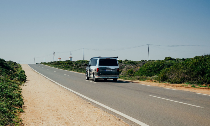 VW California sur une belle route du Portugal