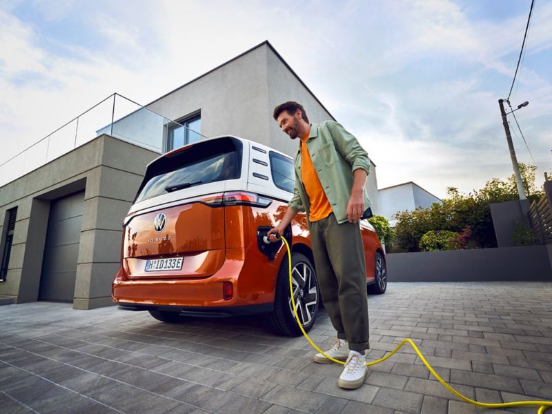 L'ID. Buzz est garé près d'une maison et se charge.