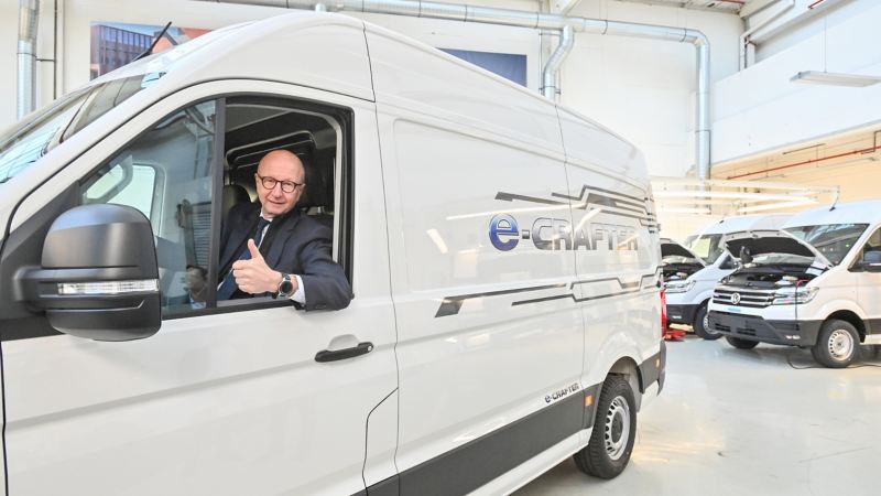Volkswagen Samochody Dostawcze dostarczy 420 e-Crafterów francuskiej firmie Chronopost specjalizującej się w logistyce miejskiej.