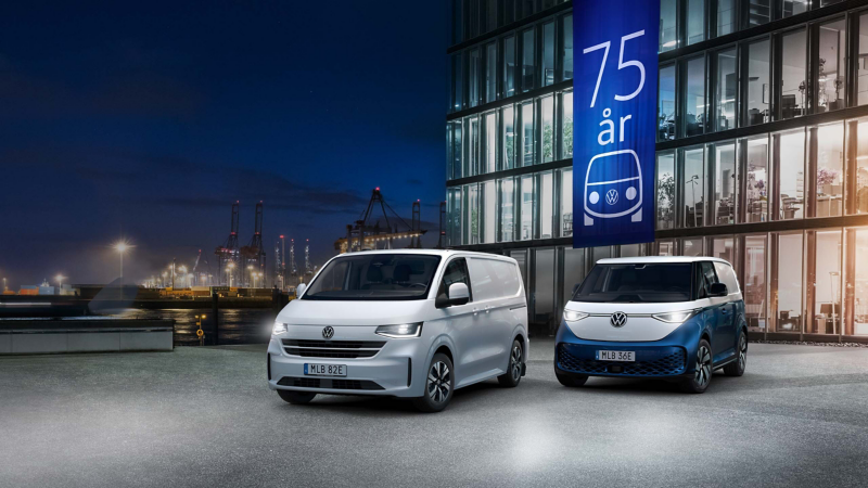 En VW e-Transporter och ID. Buzz Cargo står parkerade framför en byggnad