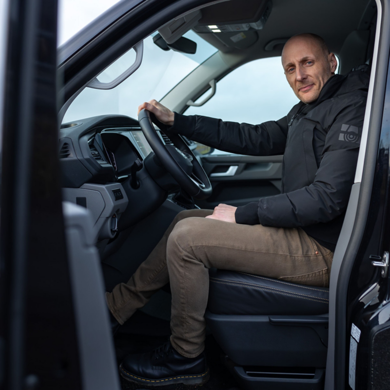 Erik Zeipel sitter i sin specialbyggda VW Transporter