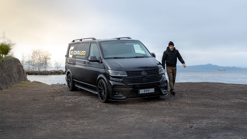 Erik Zeipel bredvid sin specialbyggda VW Transporter