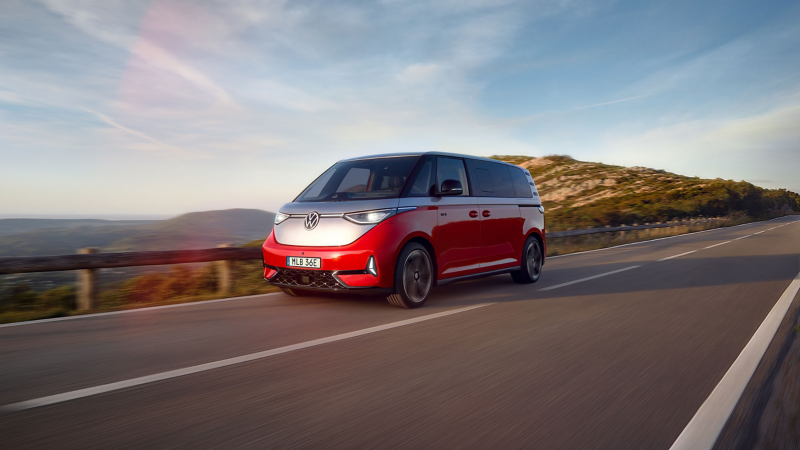 VW ID. Buzz GTX fyrhjulsdriven elbil kör på landsväg