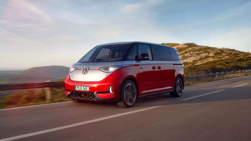 En Volkswagen ID. Buzz GTX kör längs en väg med berg i bakgrunden