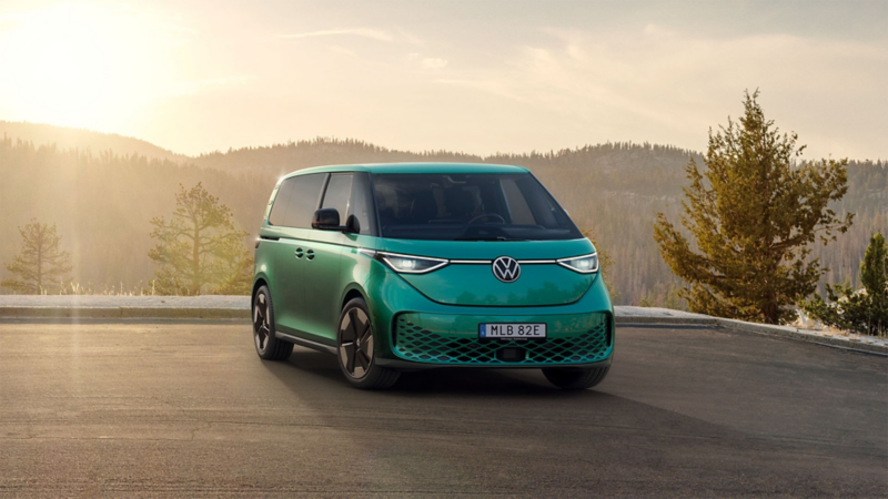 Elbilen Volkswagen ID. Buzz parkerad vid en solnedgång