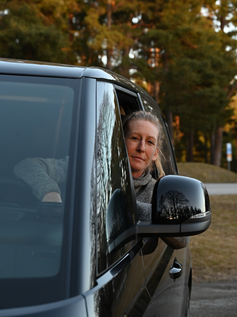 Målaren Mona Espig provkör en VW ID. Buzz Cargo 4MOTION